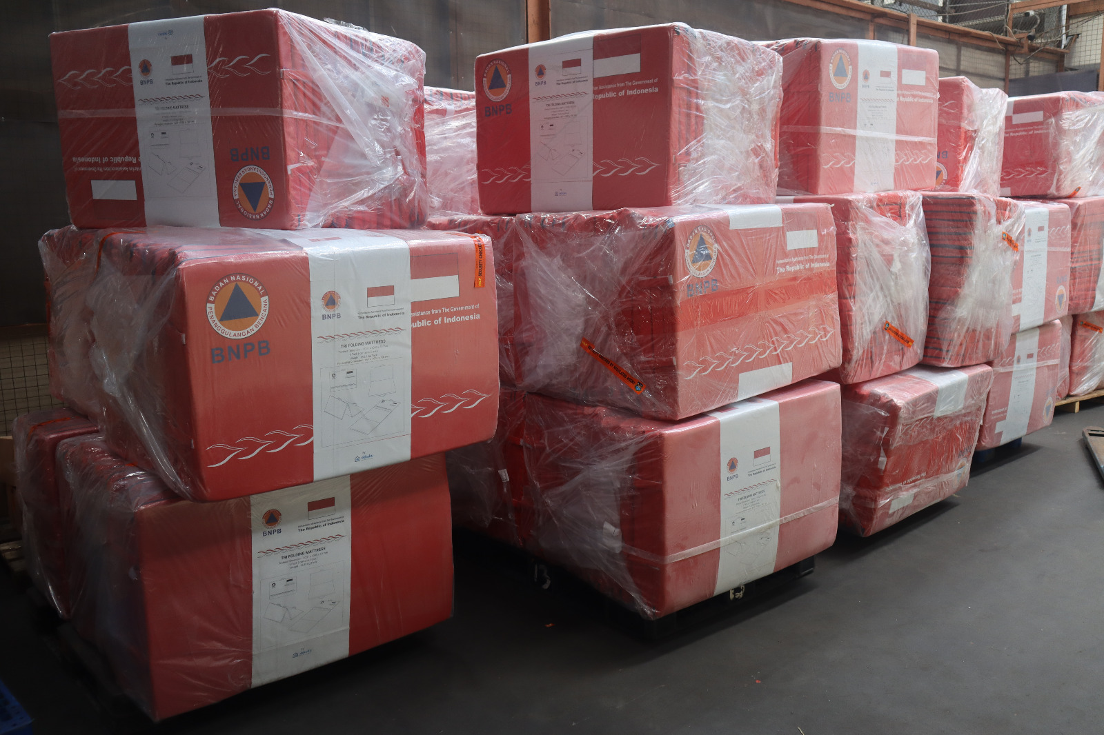 Paket matras yang menjadi salah satu bantuan yang akan diberikan untuk pemerintah Turkiye dan Suriah.